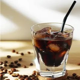 コーヒー豆と氷入りアイスコーヒー